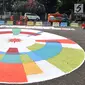 Petugas Prasarana dan Sarana Umum (PPSU) Kelurahan Pegangsaan saat menyelesaikan pembuatan logo Asian Games 2018 di Jalan Penataran atau Simpang Tugu Proklamasi, Jakarta, Rabu (25/7).  (Merdeka.com/Iqbal S. Nugroho)