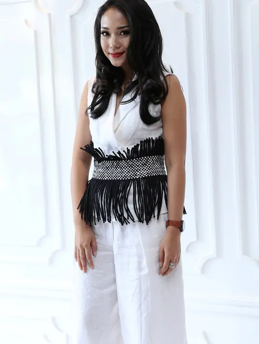 Jika kesulitan untuk menentukan lipstik merah mana yang sesuai dengan rona kulit dan kepribadian Anda, maka Anda dapat mengakses fitur Red Finder di minisite www.reditout.co.id. (vyo/nad). (Galih W. Satria/Bintang.com)