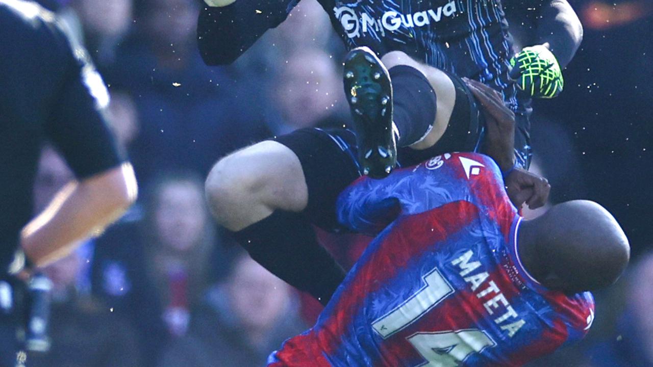 Tendangan Horor Kiper Millwall ke Wajah Striker Crystal Palace JP Mateta, Dibawa ke RS Dapat 25 Jahitan