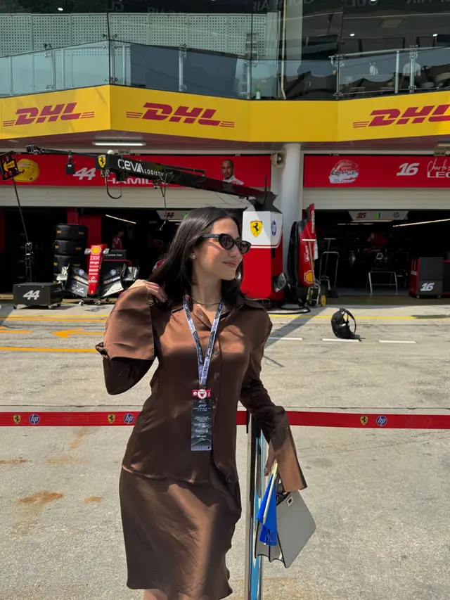 Pesona Quiet Luxury Pevita Pearce Nonton Bahrain Grand Prix, Padukan Setelan Satin dan Tas Fendi Rp109jutaan