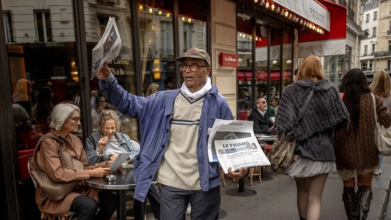 Ali Akbar, penjual surat kabar di kawasan Saint-Germain-des-Pres, Paris, Prancis.