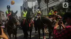 Sejumlah anak berfoto dengan polisi berkuda dari Direktorat Polisi Satwa Mabes Polri di kawasan Bundaran HI, Jakarta, Minggu (17/11/2019). Polisi berkuda tersebut khusus ditugaskan mengawasi keamanan CFD serta memperkenalkan kepada warga. (Liputan6.com/Faizal Fanani)