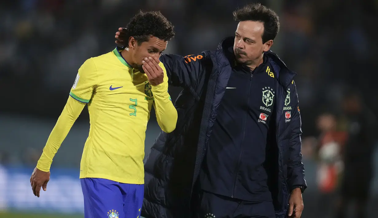 Reaksi kecewa bek Timnas Brasil, Marquinhos (kiri) bersama pelatih Fernando Diniz setelah ditaklukkan Uruguay pada laga Kualifikasi Piala Dunia 2026 Zona Conmebol di Centenario Stadium, Montevideo, Uruguay, Rabu (18/10/2023) pagi WIB. (AP Photo/Matilde Campodonico)