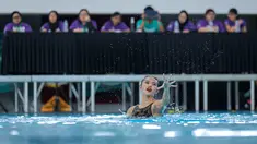 Atlet renang indah DKI Jakarta, Hilda Tri Julyandra saat tampil dalam nomor open women solo free final renang artistik Kejurnas Akuatik 2026 di Stadion Akuatik Gelora Bung Karno, Senayan, Jakarta, Selasa (05/05/2026). (Bola.com/Bagaskara Lazuardi)