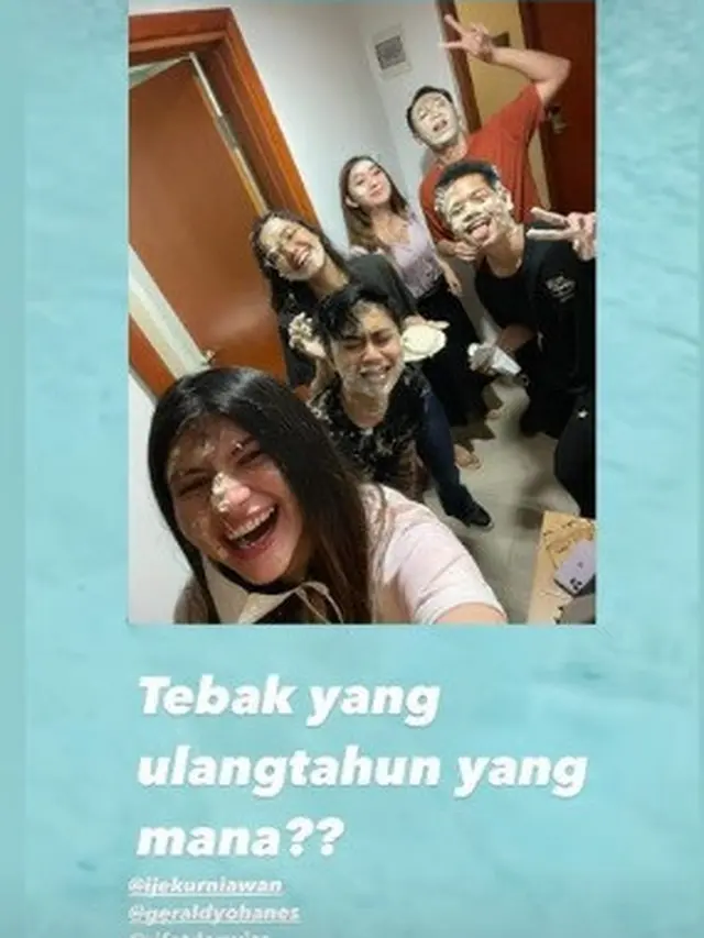 Keseruan ulang tahun Ije Kurniawan. (Foto: Instagram @agathavalerie)
