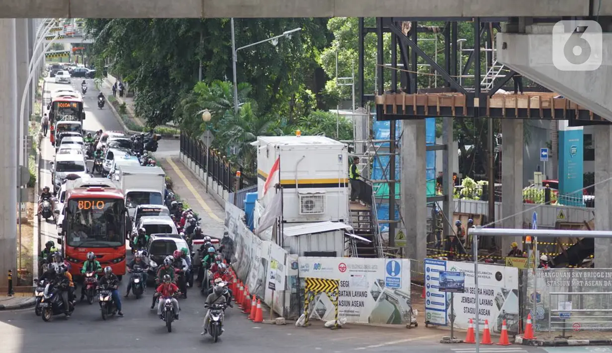 Suasana proyek skybridge Stasiun MRT Asean-Halte Transjakarta CSW di Kebayoran Baru, Jakarta, Selasa (21/1/2020). Jembatan layang ini nantinya akan memudahkan penumpang mengakses salah satu moda transportasi baik di MRT Stasiun Asean atau Halte Transjakarta CSW. (Liputan6.com/Immanuel Antonius)