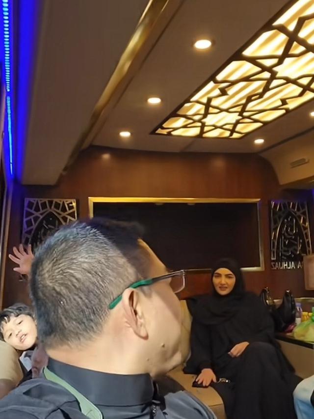 Potret Interior Bus Rombongan Anang Hermansyah