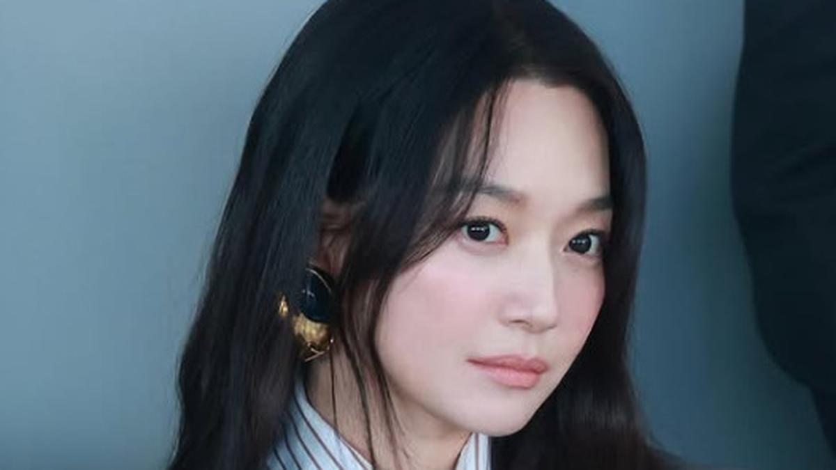 Shin Min Ah Resmi Jadi Ambassador OMEGA, Tampil Elegan dengan Jam Tangan Mewah