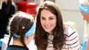 Kate Middleton berbincang dengan peserta dari Heads Together Charity di istana Kensington, London, Rabu (19/4). Haeds Together dipelopori oleh oleh Pangeran William, Kate Middleton dan Pangeran Harry. (AFP PHOTO / POOL / Chris Jackson)