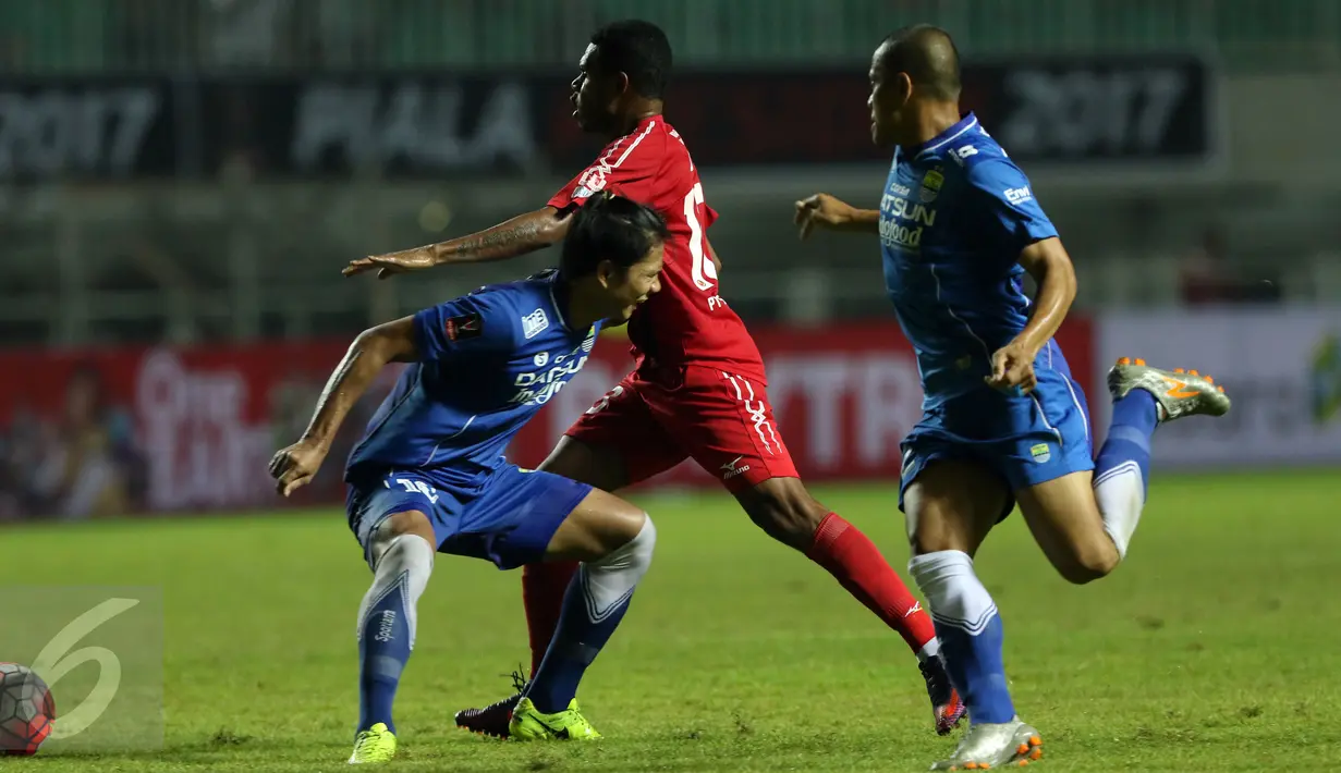 Bek Persib, Achmad Jufriyanto (kiri) menahan pergerakan pemain Semen Padang, Vendry Mofu saat laga perebutan tempat ketiga Piala Presiden 2017 di Stadion Pakansari, Kab Bogor, Sabtu (11/3). Persib menang 1-0. (Liputan6.com/Helmi Fithriansyah) 