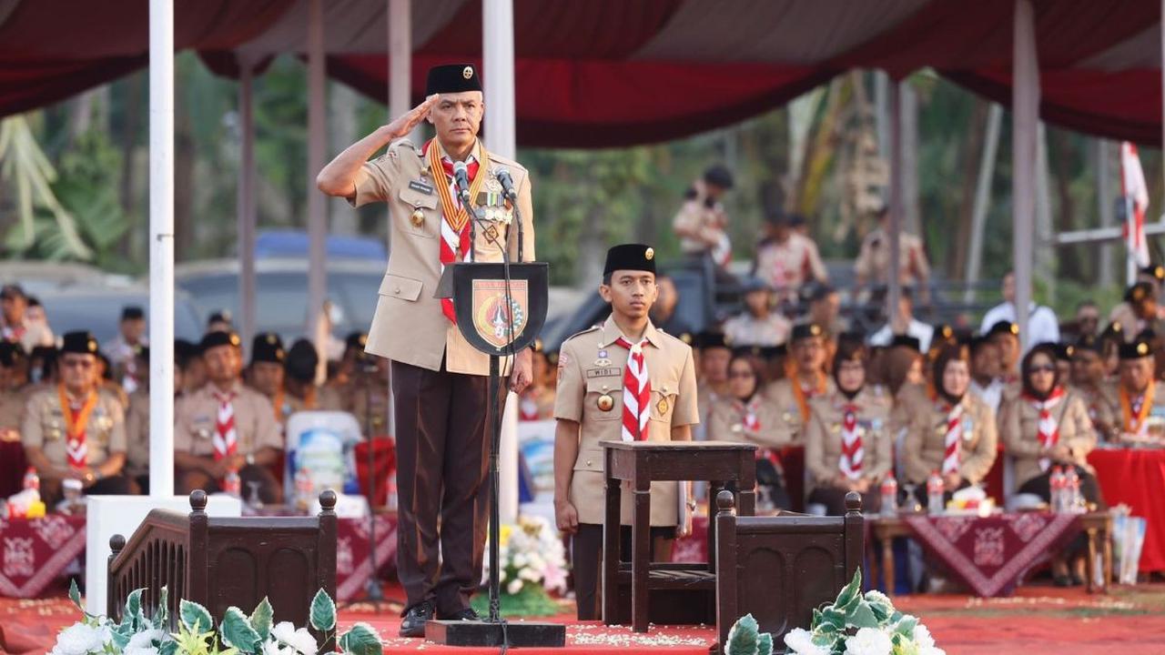 "Maka manusia-manusia Pramuka tidak akan kaget jika diberi mandat untuk mengelola lingkungan, mengelola sosial kemasyarakatan, pendidikan, kesehatan, perekonomian, sampaikan kenegaraan," kata Ganjar.<br>
