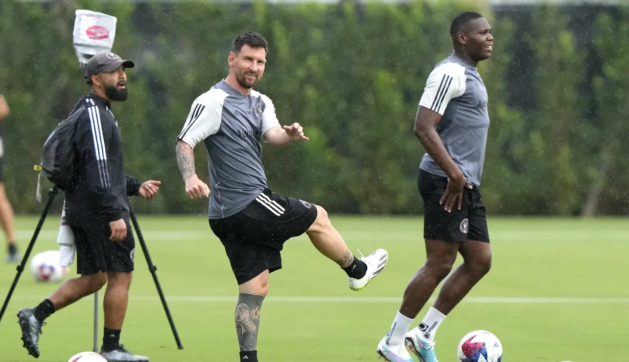 Messi baru saja diperkenalkan dan akan melakoni laga debutnya akhir pekan ini. Pada laga debutnya itu, banyak yang sudah membeli tiket.(AP Photo/Lynne Sladky)
