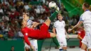 Megabintang timnas Portugal, Cristiano Ronaldo melakukan tendangan akrobatik saat menjamu Luksemburg dalam laga lanjutan Grup B Kualifikasi Piala Eropa 2020 di Estadio Jose Alvalade, Jumat (11/10/2019). Ronaldo menyumbang gol saat Timnas Portugal menang 3-0 atas Luksembur. (AP/Armando Franca)