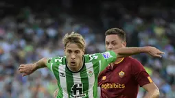 Gelandang Real Betis Sergio Canales berebut bola dengan pemain tengah AS Roma Nemanja Matic (kanan) pada laga pekan ke-4 Grup C Liga Europa 2022/2023  di Estadio Benito Villamarin, Kamis (13/10/2022). Kedua tim harus puas berbagi poin usai bermain imbang 1-1. (Photo by CRISTINA QUICLER / AFP)