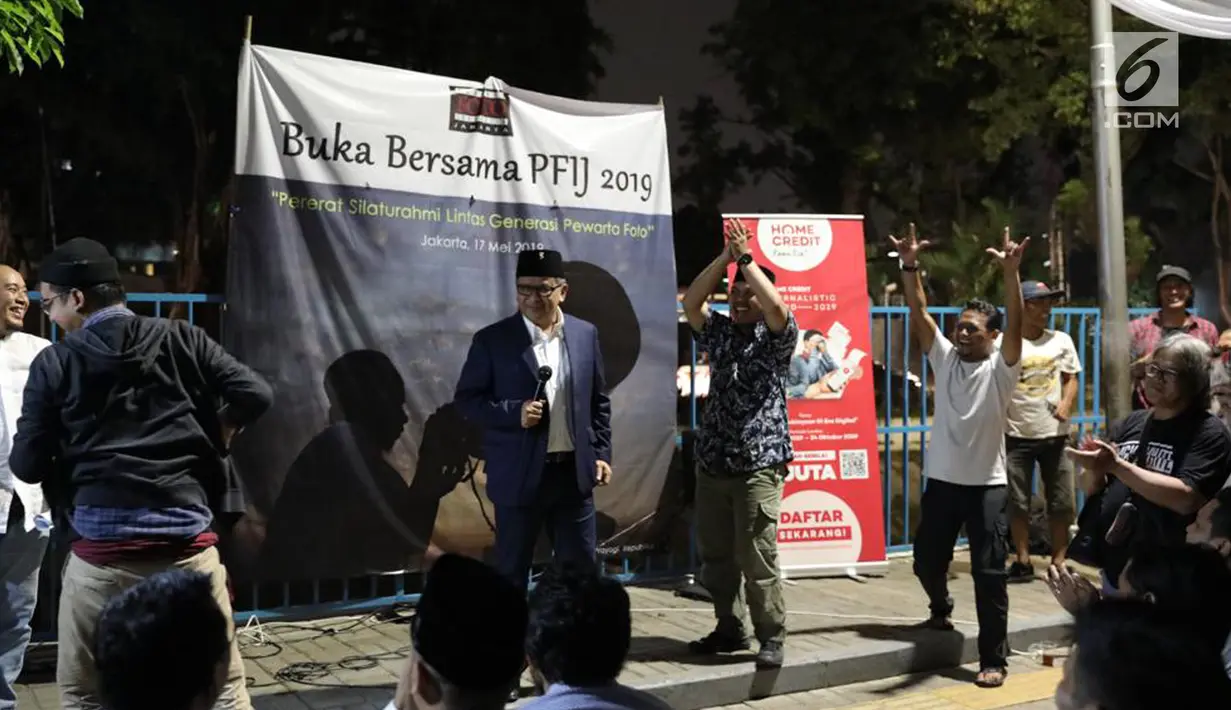 Sekjen PDIP Hasto Kristiyanto memberi sambutan saat menghadiri buka puasa bersama Pewarta Foto Indonesia Jakarta (PFIJ) di kawasan Bundaran HI, Jakarta, Jumat (18/5/2019). Buka puasa bersama ini mengambil tema 'Pererat Silahturahmi Lintas Generasi Pewarta Foto'. (Liputan6.com/Herman Zakharia)