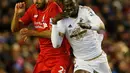 Penyerang Swansea, Eder (kanan) berusaha merebut bola dari gelandang Liverpool, Emre Can pada lanjutan liga inggris di Stadion Anfield, Inggris (29/11). Liverpool menang atas Swansea dengan skor 1-0. (Reuters/Phil Noble)