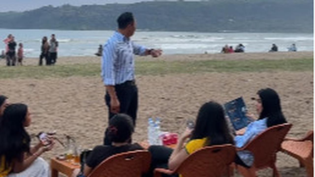 Penampilan Necis AHY Ditemani Istri Santai di Tepi Pantai Sambil Jajan di Warung Kopi Pacitan
