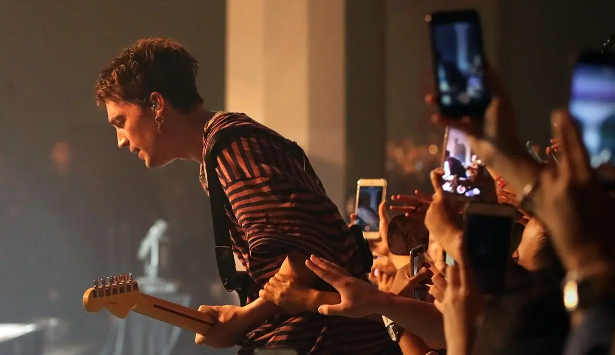 Para penonton pun tak menyia-nyiakan kesempatan dan mengabadikan konser tersebut lewat telepon genggam mereka. (Bambang E. Ros/Bintang.com)