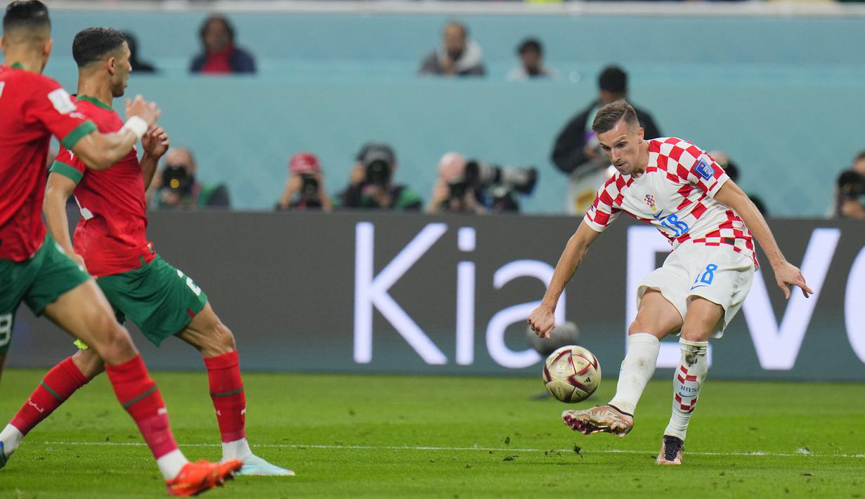 Diakhir babak pertama justru Kroasia yang menambah keunggulan menjadi 2-1 lewat tendangan terukur Mislav Orsic (kanan) ke gawang Maroko. (AP Photo/Hassan Ammar)