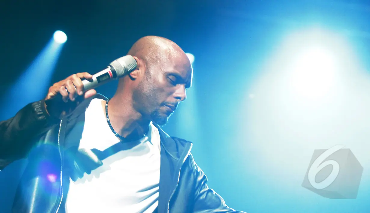 Aksi penyanyi dunia, Kenny Lattimore saat memeriahkan panggung Java Jazz 2015 di JIExpo Kemayoran, Jakarta, Jumat (6/3). Festival musik jazz tahunan tersebut berlangsung tiga hari dan mengangkat tema "Exploring Indonesia". (Liputan6.com/Faizal Fanani)