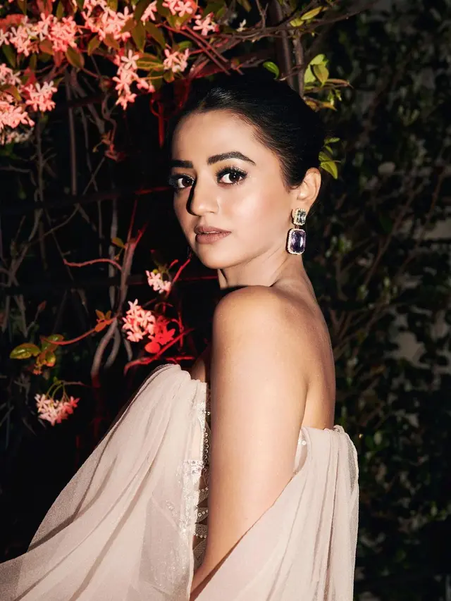 Helly Shah, aktris Bollywood yang naik daun setelah tampil di Ishq Mein Marjawan 2. (Instagram @hellyshahofficial)