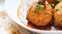 Koofteh atau bola daging menjadi salah satu makanan khas Ramadan di Persia. Biasanya dibuat dengan campuran daging sapi giling tanpa lemak, nasi, dan juga kacang polong. (Foto: Yummy Notes)