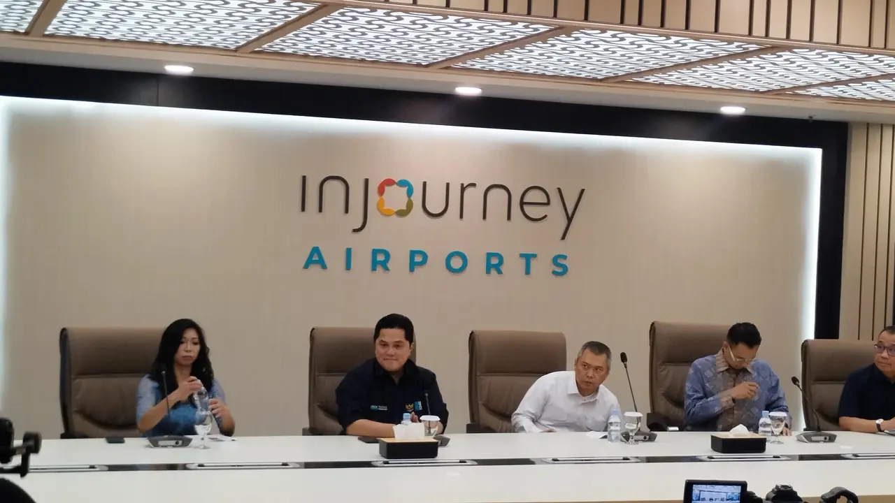 Menteri BUMN Erick Thohir meninjau kesiapan bandara untuk libur Nataru di Terminal 3, Bandara Internasional Soekarno-Hatta, Tangerang Banten, Jumat (20/12/2024).