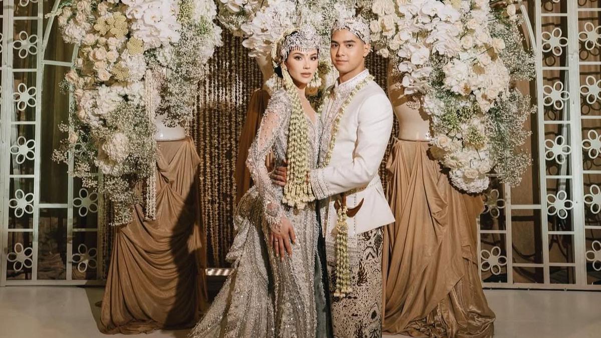 Cerita di Balik Kebaya Glamor Tex Saverio dan Siger Tradisional Rinaldy Yunardi yang Dipakai Alyssa Daguise