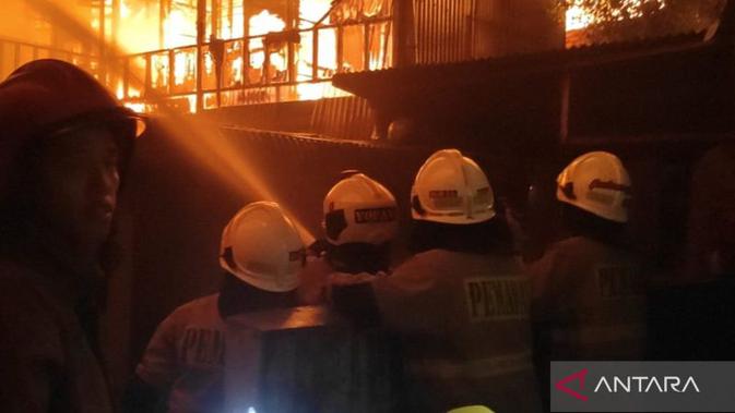 Kronologi Kebakaran Dahsyat Hanguskan 8 Bangunan di Grogol Petamburan