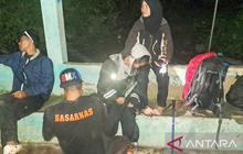 Tim SAR Gabungan Berhasil Evakuasi Warga Terkilir dari Puncak Gunung Api Banda