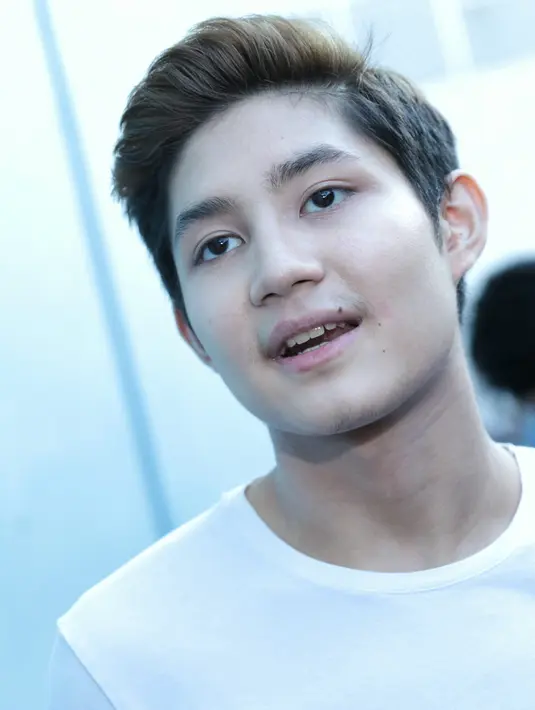 "Ya sedih, pastinya ingin bareng-bareng. Tapi apa boleh buat, lagi ada kerjaan. Tahun lalu enggak bareng, karena ketemunya sebelum puasa. Kalau mama ke sini seru kali ya, kita bisa buka puasa bareng," ujar Teuku Rasya. (Adrian Putra/Bintang.com)