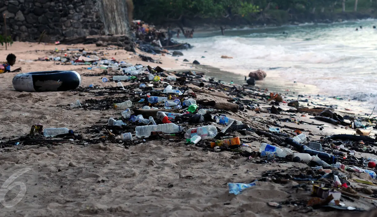 Sisa botol minuman berserakan di pantai Pasir Putih, Manokwari, Papua Barat, Senin (15/8/2016). Kondisi ini bisa mengurangi daya tarik wisatawan lokal maupun mancanegara menikmati keindahan alam Papua Barat. (Liputan6.com/Helmi Fithriansyah)