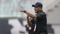 Rahmad Darmawan saat mendampingi Tira Persikabo melawan Persija Jakarta di Stadion Pakansari, Kabupaten Bogor, Selasa (16/7/2019).  (Bola.com/Yoppy Renato)