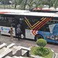 Petugas medis menaiki bus Transjakarta sebagai moda jemput-antar di Hotel Grand Cempaka, Jakarta, Sabtu (28/3/2020). Pemprov DKI menyediakan tempat tinggal dan transportasi untuk tenaga medis dan kesehatan yang menangani pandemi virus corona atau COVID-19. (Liputan6.com/Herman Zakharia)