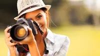 Ilustrasi seorang perempuan sedang melakukan fotografi. (Foto: Shutterstock)