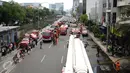 Beberapa kendaraan pemadam bersiaga di sebagian ruas jalan Gajah Mada, Jakarta, Senin (2/1). Arus lalu lintas di sebagian ruas jalan Gajah Mada dialihkan akibat kebakaran yang terjadi di Grand Hotel Paragon. (Liputan6.com/Helmi Fithriansyah)