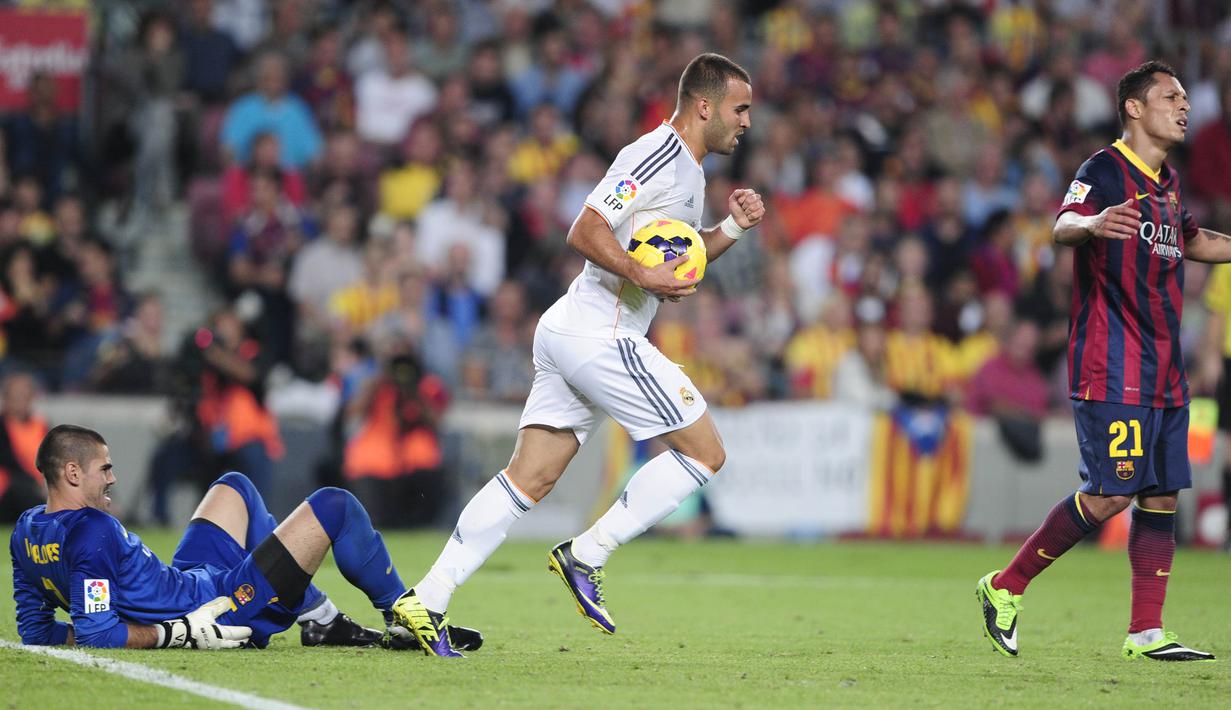 Striker Real Madrid, Jese Rodriguez, melakukan selebrasi usai mencetak gol ke gawang Barcelona pada laga La Liga di Stadion Camp Nou, Minggu (20/3/2016). Jese resmi meninggalkan PSG dan bergabung ke Stoke City. (AFP/Josep Lago)