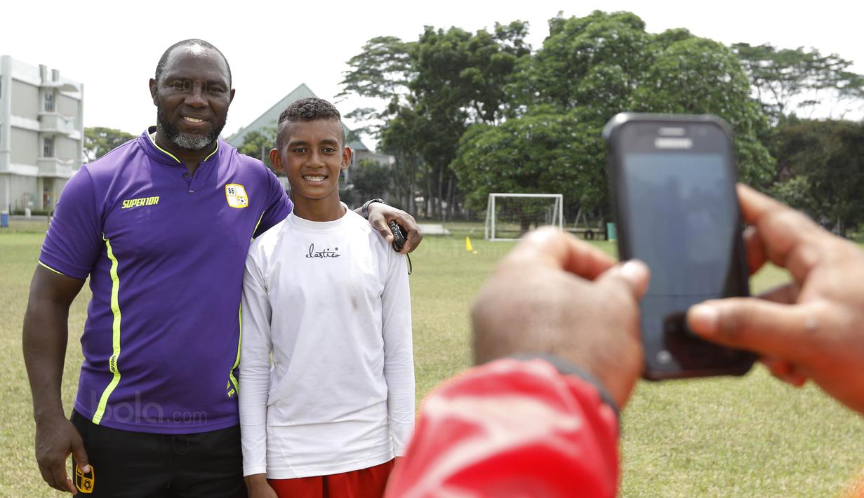 Pemain SSB Tulehu Putra foto bersama mantan pelatih Indonesia, Jacksen F. Tiago, usai pelatihan di Brazilian Soccer School, Bekasi, Kamis (7/12/2017). Sebanyak 13 anak Maluku ikut pelatihan Liga Remaja UC News. (Bola.com/M Iqbal Ichsan)