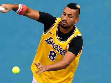 Petenis Australia, Nick Kyrgios mengenakan jersey basket Kobe Bryant saat melawan Rafael Nadal dari Spanyol pada babak keempat Australia Terbuka 2020 di Melbourne, Senin (27/1/2020). Para petenis yang meramaikan Australia Terbuka 2020 turut berbelasungkawa atas kepergian Kobe Bryant. (AP/Andy Wong)