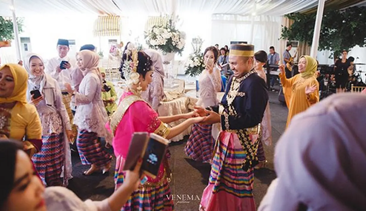 "Sejak hari ini, Anda tidak akan berjalan sendirian. Hatiku akan menjadi tempat berlindungmu, dan lenganku akan menjadi rumahmu 💞 # loveATtack2017," tulis Tistha Nurma sebagai keterangan foto kebahagiaan jadi istri Afie Kalla.(Instagram/tisthanurma)