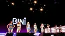 Sedangkan Bini hadir dengan tampilan yang begitu memikat. Tampilan bergaya Y2K mendominasi para personelnya. [Foto: Instagram. Coachella]