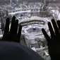 Umat Muslim berdoa dari sebuah hotel yang menghadap ke Kakbah di Masjid al-Haram, Makkah, Arab Saudi, Rabu (4/3/2020). Pemerintah Kerajaan Arab Saudi melalui  Wakil Menteri Kesehatan Abdel-Fattah Mashat melarang sementara penduduknya untuk melaksanakan ibadah umrah. (AP Photo/Amr Nabil)