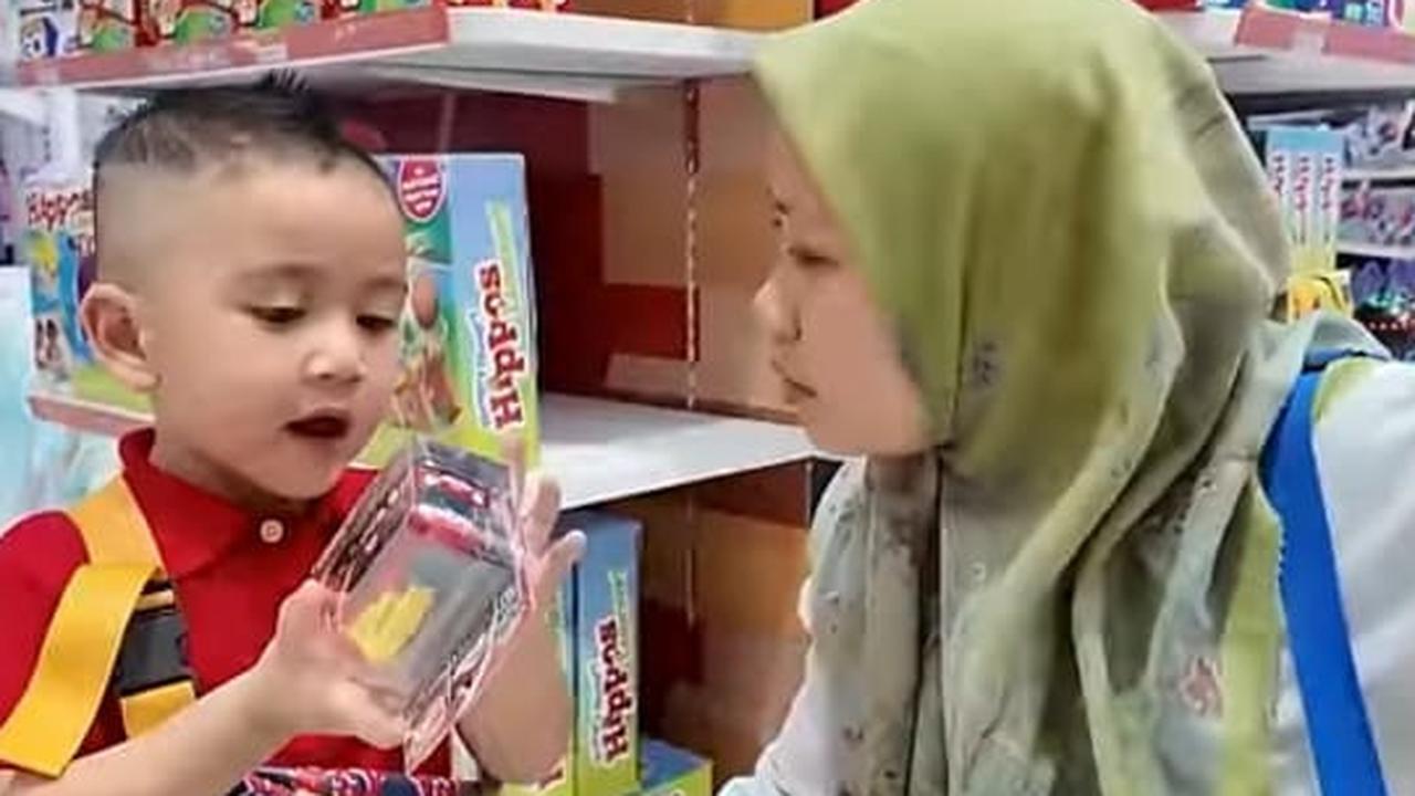 Kesibukan Rayyanza Beli Hadiah Untuk Baby Kamari di Mal, Sebut Bakal Kedatangan Tamu Bule ke Rumah