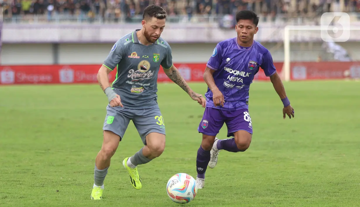 Permainan kedua tim cukup intens dan menarik, namun hingga peluit akhir dibunyikan skor imbang tidak berubah. (Bola.com/M Iqbal Ichsan)