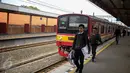 Penumpang tampak turun dari KRL commuter line tujuan Duri-Tangerang di Stasiun Grogol, Jakarta, Selasa (16/6). 3 stasiun baru lintas Tangerang, yaitu stasiun Grogol, Taman Kota, dan Tanah Tinggi, mulai dioperasikan pagi ini. (Liputan6.com/Faizal Fanani)