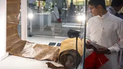 Perkamen tersebut dipamerkan sebagai salah satu dari 27 dokumen tulisan tangan langka yang dipamerkan di stan khusus. (Fayez Nureldine / AFP)