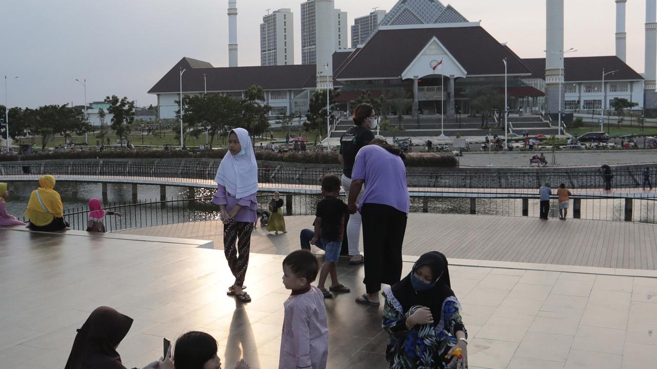 Menanti Waktu Berbuka Puasa di Waduk Mookervart