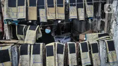 Fitri (40) menyelesaikan jasa sablon sajadah di Amang Sablon, Kebon Melati, Jakarta Pusat, Kamis (7/4/2022). Industri rumahan tersebut mengalami peningkatan sebesar 50 persen di bulan Ramadhan 1443 H jika dibandingkan bulan biasanya. (merdeka.com/Iqbal S. Nugroho)