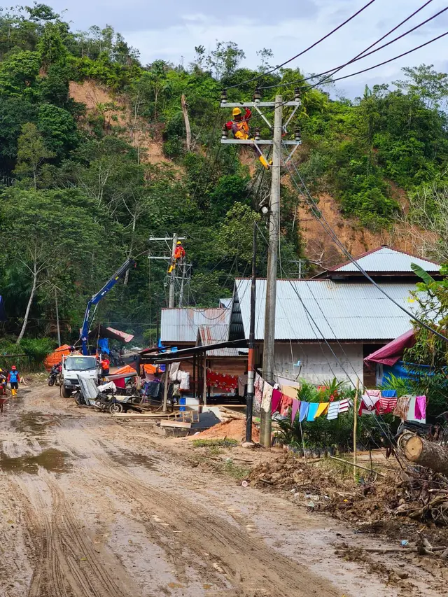 Petugas PLN sedang memperbaiki konstruksi jaringan listrik di Desa Lubuk Sibuk, Kuala Simpang, Aceh Tamiang.