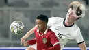 Pemain belakang timnas Indonesia U-20, Dony Tri Pamungkas (kanan) berebut bola dengan Jay Joshua Herdman (Selandia Baru) pada turnamen mini International Friendly Match di Stadion Utama Gelora Bung Karno, Minggu (19/2/2023). Setelah mampu menang atas Fiji U-20 pada laga Jumat (17/2) lalu, kali ini skuad arahan Shin Tae Yong harus takluk dari Selandia Baru U-20 dengan skor 1-2. (Liputan6.com/Herman Zakharia)